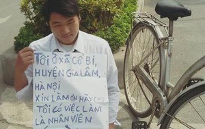 Giữa trưa, nam thanh niên quỳ trước cổng Đài truyền hình xin việc