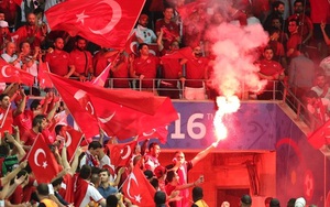 Cay cú, fan Thổ Nhĩ Kỳ trả đũa Italia theo cách cực “dị”