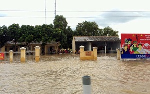 Thủy điện xả lũ, mưa lớn, nhà dân và QL1 ngập nặng