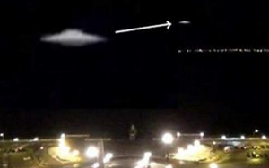 UFO hình đĩa bay "thoắt ẩn thoắt hiện" trên bầu trời đêm ở Nga?
