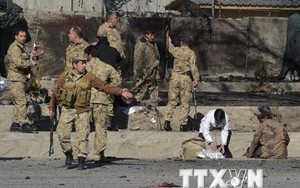 Đánh bom đoàn cảnh sát đang xếp hàng ở Afghanistan, 20 người chết