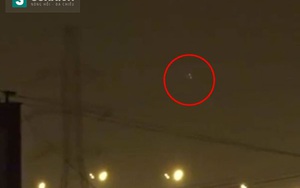 Cụm UFO bay lượn trên bầu trời đêm thủ đô Nga