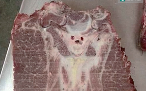 Phát khiếp với hình mặt quỷ Sa tăng xuất hiện trên miếng thịt bò