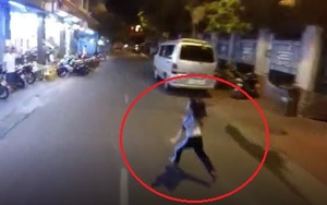 Clip: Bé gái bất ngờ lao ra đường, người dân xông vào đánh lái xe
