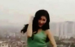 'Nóng mắt' với cô gái nhảy nhót, uốn éo sexy trên sân thượng