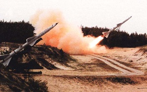 Một quả tên lửa, bắn rơi tại chỗ 2 máy bay Mỹ