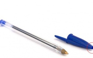 Chi tiết nhỏ chẳng ai để ý trên nắp bút bi đã cứu sống hàng trăm trẻ em mỗi năm, vì sao vậy?