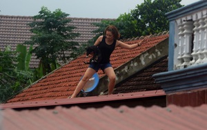 Lũ lên nhanh, người dân Quảng Bình leo lên mái nhà tránh nạn