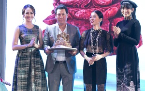 Á hậu Kim Duyên gây chú ý khi lấn sân sang làm MC