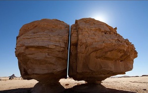 Bí ẩn về tảng đá bị chẻ đôi 1 cách hoàn hảo ở Ả Rập Xê Út