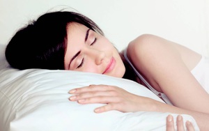 Đặt gối dưới cánh tay khi ngủ: Phương pháp đơn giản vô cùng hiệu quả cho sức khoẻ