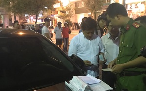 Ông Đoàn Ngọc Hải một mình lái xe kiểm tra trong đêm mưa, 22 ô tô bị phạt