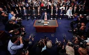 Chuyện về bức ảnh đặc biệt "gây bão" trong phiên điều trần cựu Giám đốc FBI James Comey