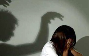 Vợ đi đẻ, chồng ở nhà hiếp dâm con riêng của vợ