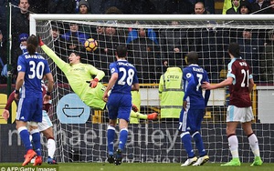 Làm điều khó tin trước Chelsea, Burnley tạm thời "cứu vớt" Premier League