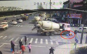 Đi xe máy sai làn đường, cả gia đình 3 người bị cuốn vào gầm xe bồn