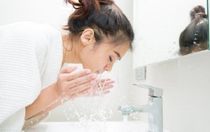 Hình ảnh cho thấy cách rửa mặt quen thuộc của nhiều người làm hại da không ngờ