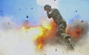 24h qua ảnh: Binh sĩ Afghanistan bị nhấn chìm trong lửa