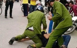 TP. HCM: Gây rối giữa đường, người đàn ông dùng dao tấn công Công an