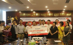 Khách hàng người Hà Nội đeo mặt nạ nhận giải Jackpot hơn 112 tỷ đồng của Vietlott