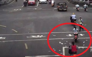 Tâm trạng không vui, người đàn ông mang gần 30 triệu đồng ném xuống đường