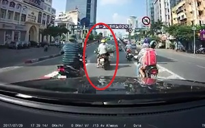 Hành động vô ý thức khiến nhiều xe máy gặp nguy trên cầu vượt ở Hà Nội
