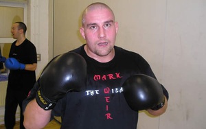 Choáng MMA: Trọng tài ra đòn cao thủ ngăn chặn võ sĩ "điên"
