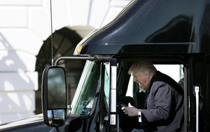24h qua ảnh: Tổng thống Trump phấn khích khi được cầm vô lăng xe tải
