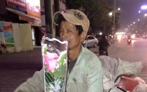 Hình ảnh đẹp nhất ngày 8/3: Người đàn ông lượm ve chai mua hoa về tặng vợ