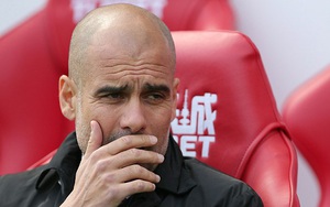 Trong ngày đen tối, Mourinho bất ngờ được Pep Guardiola "tặng quà"