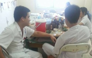 4 bác sĩ nướng mực, uống bia trong giờ làm: Giám đốc bệnh viện xin lỗi người chụp ảnh