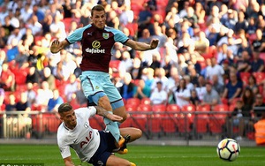 Mất điểm đúng phút cuối, Tottenham hụt hơi khi cuộc đua mới bắt đầu