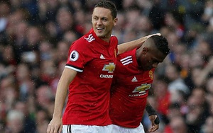 "Chân gỗ" lập siêu phẩm, Man United khiến đội bóng của Rooney ôm hận