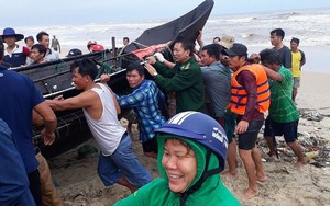 Cứu 4 ngư dân trên tàu bị sóng biển đánh chìm