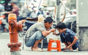 Giữa ngày giáp Tết vội vã, bức ảnh này khiến nhiều người lắng lòng mình lại