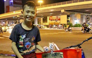 Em bé Sài Gòn bán hạc giấy và câu nói khiến người lớn nể phục
