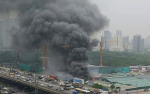Cháy khu nhà xưởng rộng hàng trăm mét trên đường Phạm Hùng - Hà Nội