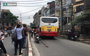 Hà Nội: Văng sang làn đường ngược chiều sau va chạm, nam thanh niên bị xe buýt cán tử vong