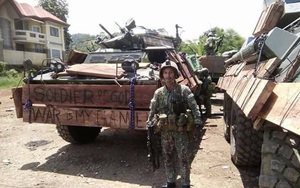 Khó tin: Lính Philippines gia cố xe bọc thép bằng... gỗ và bìa carton