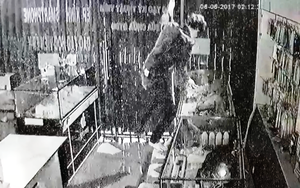 Nam thanh niên đu dây vào cửa hàng điện thoại trộm tài sản