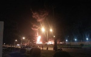 Cháy lớn tại khu công nghiệp Nội Bài lúc nửa đêm, cột khói lửa bốc cao hàng trăm mét