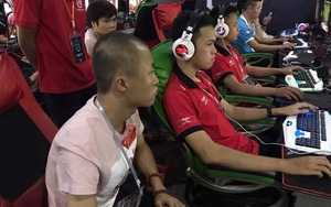 Cao thủ Trung Quốc ngồi lì một chỗ, dõi theo "nhất cử nhất động" của thần đồng Việt Nam