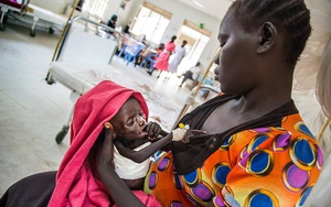 Chiến tranh liên miên, người dân Nam Sudan phải ăn cỏ dại và rong để sống qua ngày
