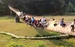 Chen nhau lên cầu và cú lật nghiêng khiến hơn 20 du khách thất kinh