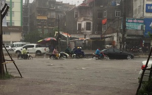 Hà Nội mưa lớn, hình ảnh các tuyến phố ngập lụt được dân mạng cập nhật liên tục