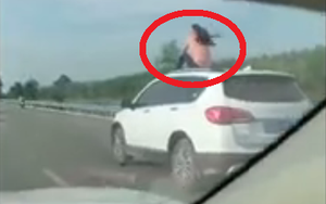 Hóng gió trên nóc xe đang chạy vận tốc 70km/h, người phụ nữ gặp rắc rối ngoài dự liệu