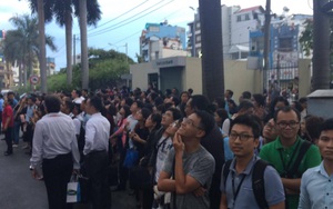 Biển hiệu bốc cháy rơi từ trên cao xuống, hàng trăm người tháo chạy khỏi tòa nhà Etown 2