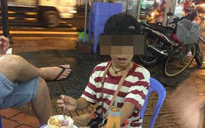 Cậu bé 10 tuổi bán vé số và câu chuyện buồn giữa đêm mưa Sài Gòn