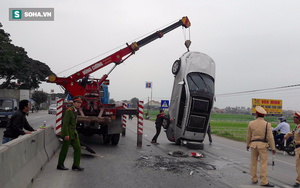 Xế hộp lật ngửa trên quốc lộ sau khi va chạm với xe "hổ vồ"