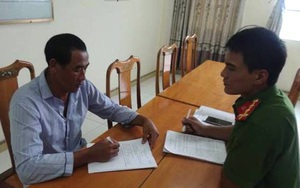 Giám đốc chỉ đạo công nhân đào trộm trụ bê tông lấy sắt bán